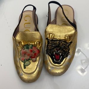 GUCCI Girls Closed Toe Sandals with Signature Roaring Tiger